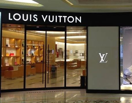 bảng hiệu shop túi xách thời trang Louis Vuitton