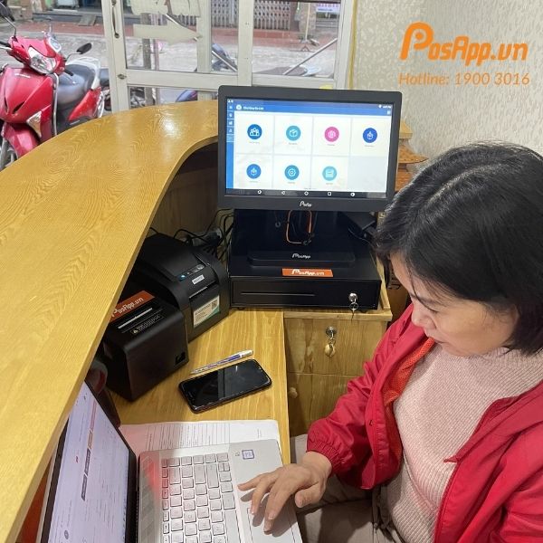 Máy tính tiền PosApp tại quầy thu ngân của cửa hàng Gia Linh