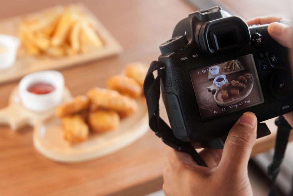 chụp đồ ăn bằng máy ảnh