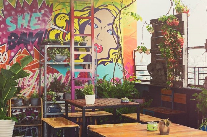 Thiết kế quán cà phê sân thượng với tranh vẽ tường