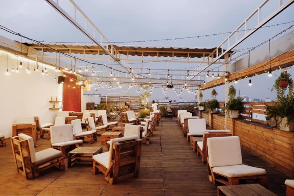 Thiết kế quán cafe sân thượng rooftop kết hợp cổ điển và hiện đại