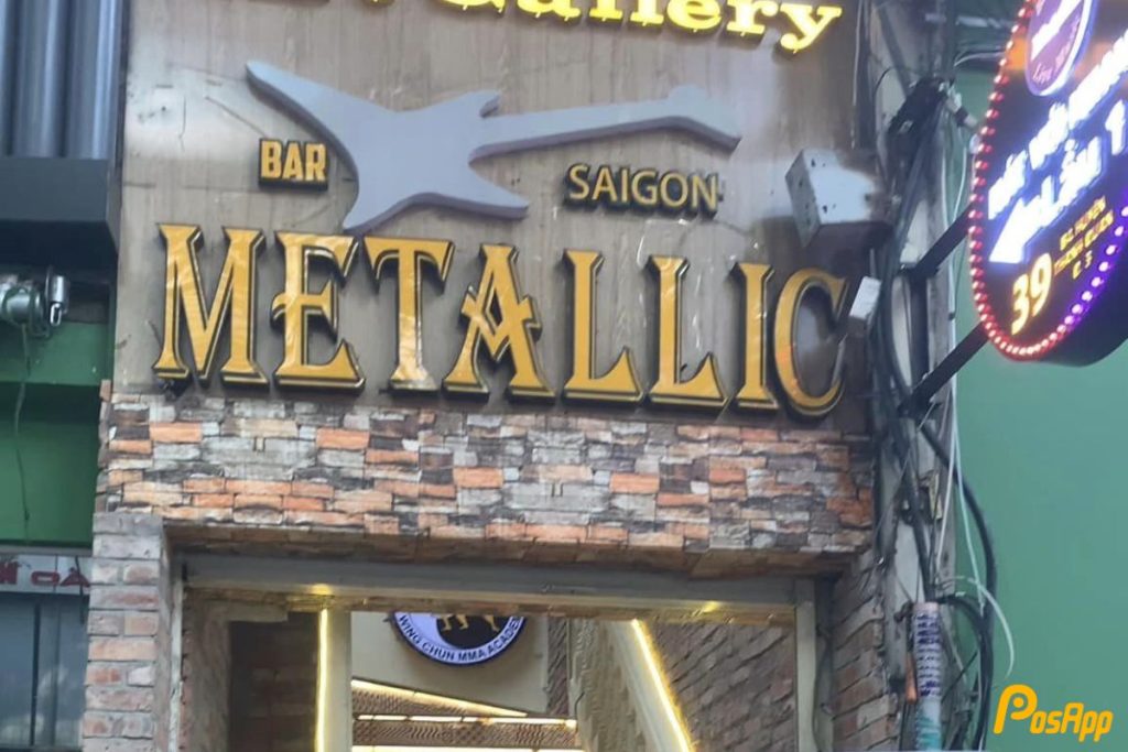 khách hàng quán bar metallic
