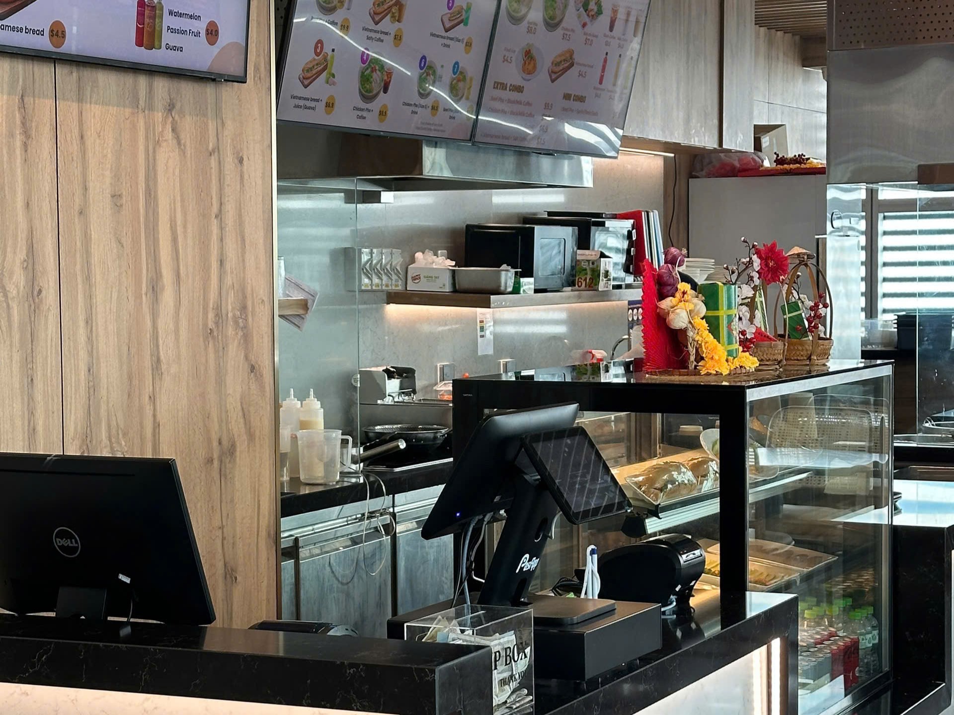 Không gian quầy thu ngân và pha chế tại sảnh chờ quốc tế Đà Nẵng