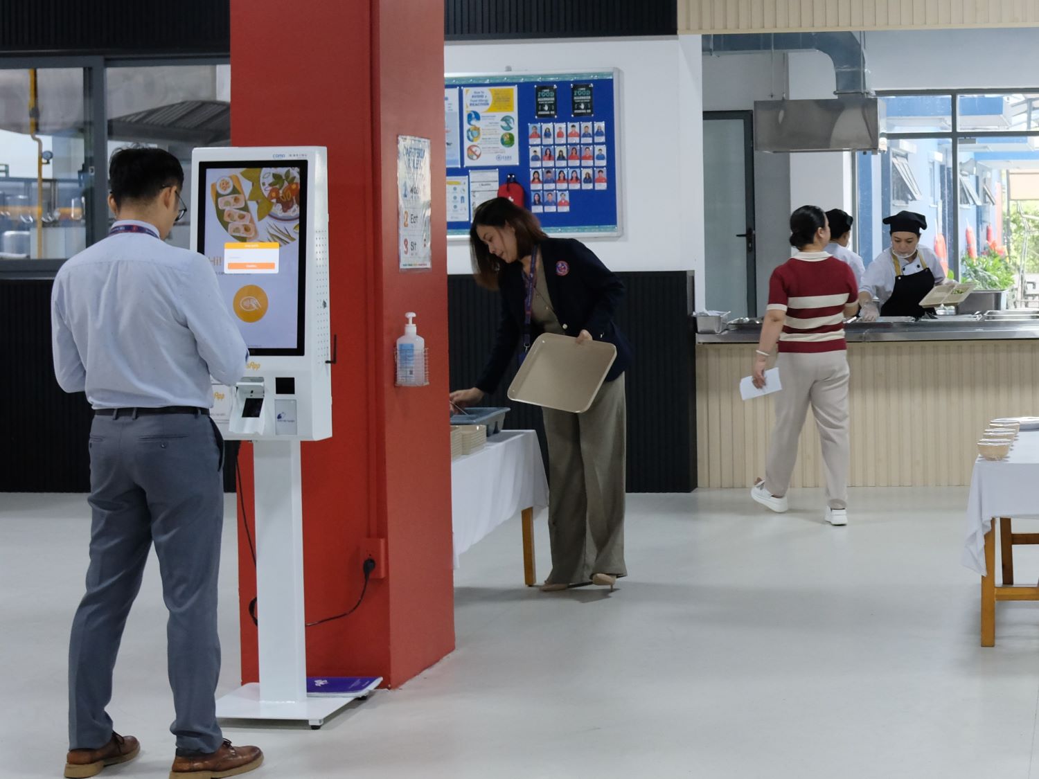 Không gian kiosk và quầy phục vụ trong căn tin The American School