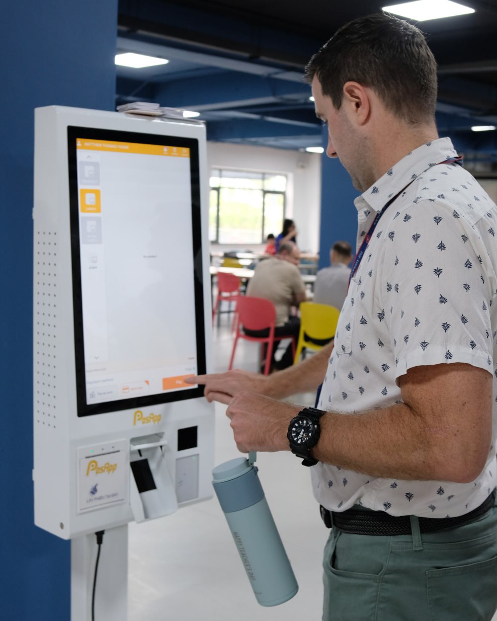 Giáo viên sử dụng kiosk PosApp tại căn tin The American School